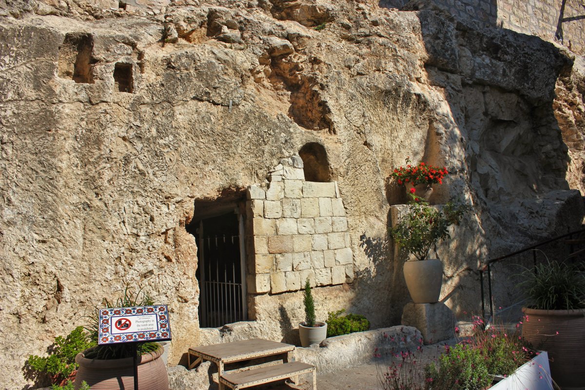 the garden tomb in jerusalem, a traditional site associated with Jesus’s burial.